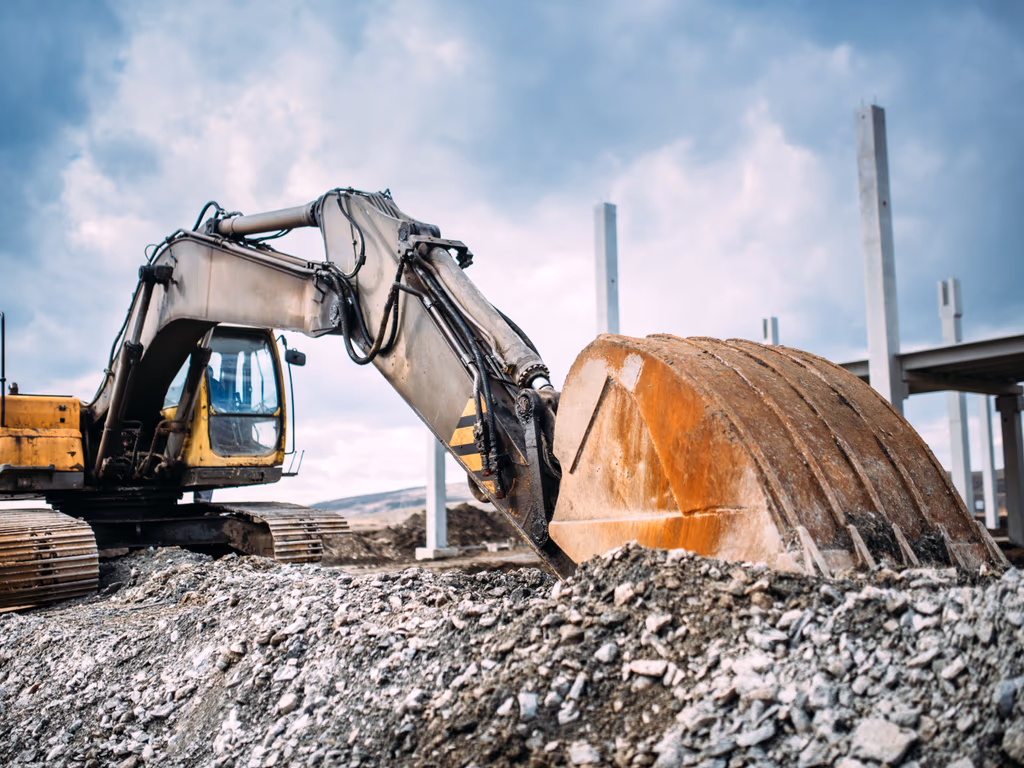 Schwerlastbagger bewegt Schotter — Großprojekt Stuttgart